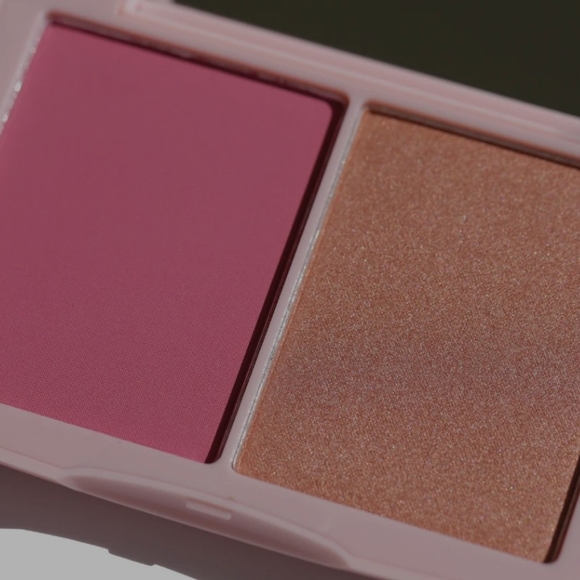 Half Caked Double dipper color duo blush and highlight in girls' tours - Picture 3 of 9